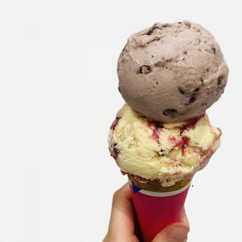 アイスクリームコーン、小豆とベリー アイスクリームコーン、小豆とベリー アイス,アイスクリーム,コーンアイスの写真素材