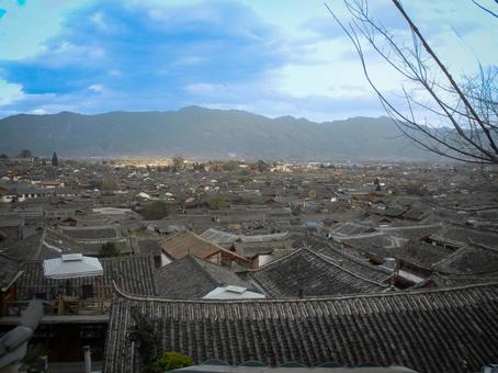 シャングリラ古城の瓦屋根の風景 シャングリラ古城の瓦屋根の風景の写真