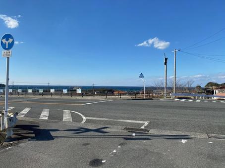 道路越しの海 道路越しの海の写真