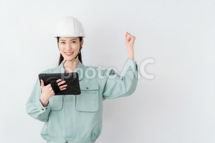 白バックの作業服のビジネスウーマン 不動産,建築,ビジネスの写真素材