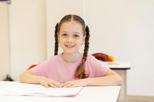 教室でカメラ目線の女の子 女の子,子ども,人物の写真素材