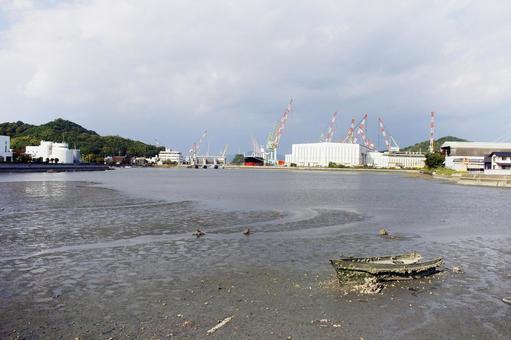 静寂の干潟とクレーンの群れ クレーン,造船所,今治市の写真素材