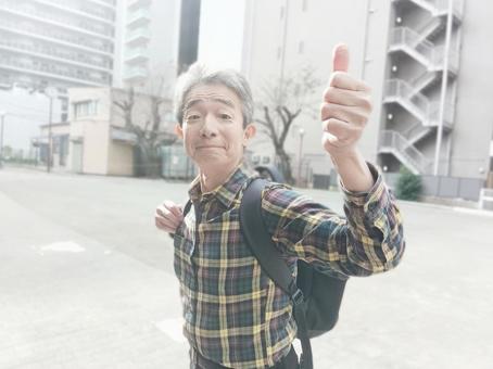 散歩をするシニア男性 シニア,シニア男性,シニアサラリーマンの写真素材