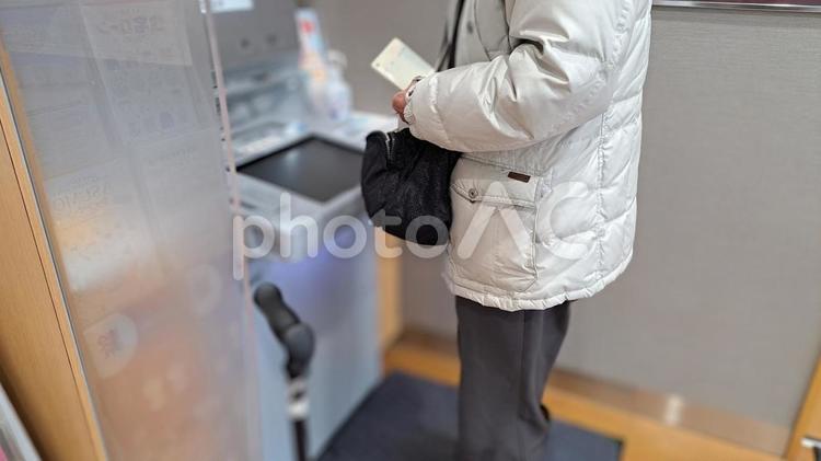 ATMの高齢者 高齢者,振込み,atmの写真素材