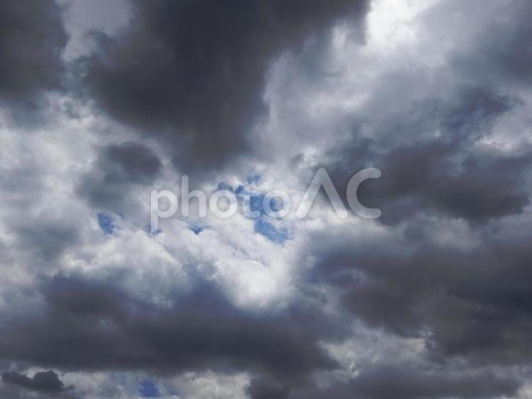 曇り空と青空の間 曇り,曇り空,自然現象の写真素材