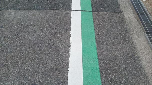 白線とグリーンベルト 白線とグリーンベルトの写真