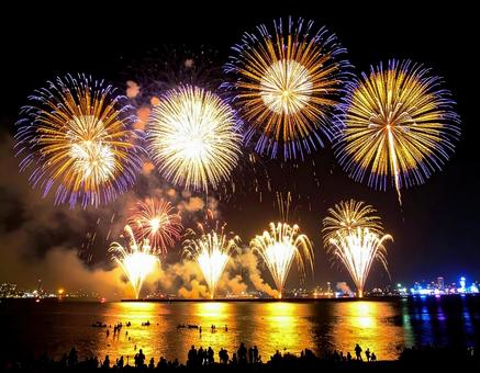 水面に映る花火が夜空と水面を彩る夏の夜 水面に映る花火が夜空と水面を彩る夏の夜の写真