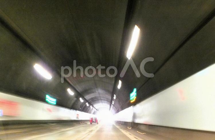 出口近く　まばゆい光 トンネル,眩しい,眩いの写真素材