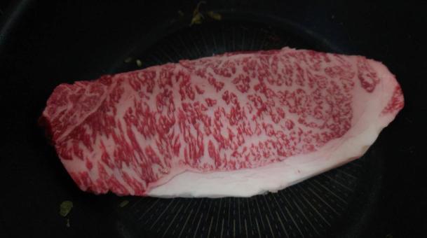 黒毛和牛ロースステーキを焼く様子 やきにく,焼肉,にくの写真素材
