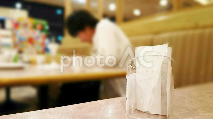 ファミレスに独りでいる若い男性 ファミレス,ファミリーレストラン,ダイニングの写真素材