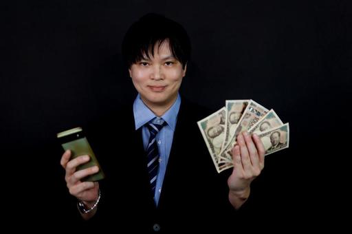 スマホと現金を持つ男性 スマホと現金を持つ男性 男性,現金,お金の写真素材