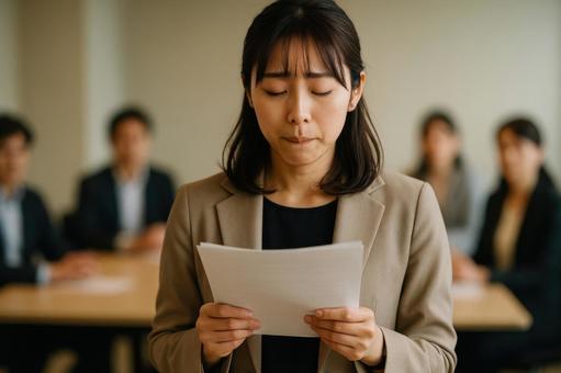 プレゼン直前の女性社員 プレゼン直前の女性社員の写真