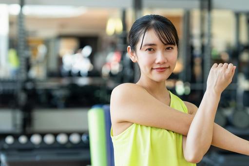 ジムでトレーニングする若い女性 ジム,女性,フィットネスの写真素材