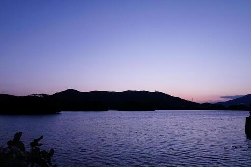 夜明け前の風景 夜明け,空,影の写真素材