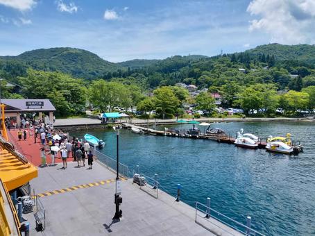 芦ノ湖海賊船にて箱根町港の桟橋を見下ろす 芦ノ湖海賊船にて箱根町港の桟橋を見下ろす 箱根町港,箱根海賊船,遊覧船の写真素材