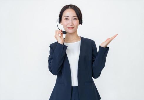 ヘッドセットをつける女性 ヘッドセットをつける女性 オペレーター,ビジネス,ヘッドセットの写真素材