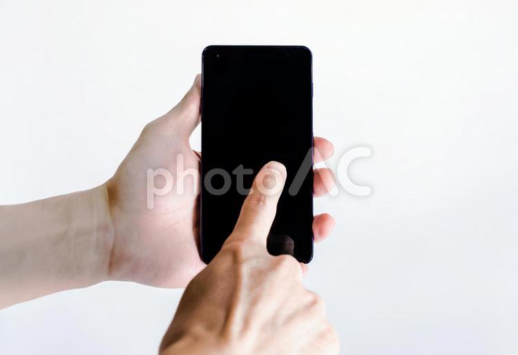 スマホを持つ手　縦向き スマホ,スマートフォン,手の写真素材