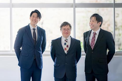 笑顔のビジネスマン達 笑顔のビジネスマン達 ビジネスマン,男性,スーツの写真素材