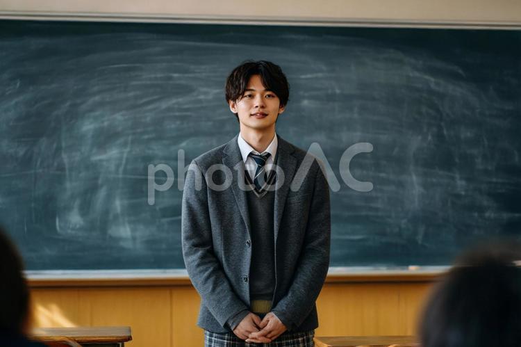 黒板の前で発表する男子生徒のイメージ 男子生徒,高校生,黒板の写真素材