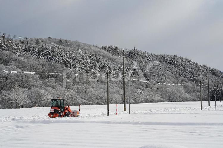 除雪車　田舎の道路を除雪する風景 雪,冬,外の写真素材
