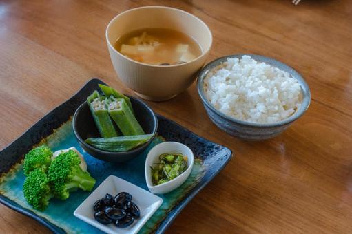 和食の朝食 ご飯と味噌汁とおかず 和食の朝食 ご飯と味噌汁とおかず ご飯,白ご飯,ごはんの写真素材
