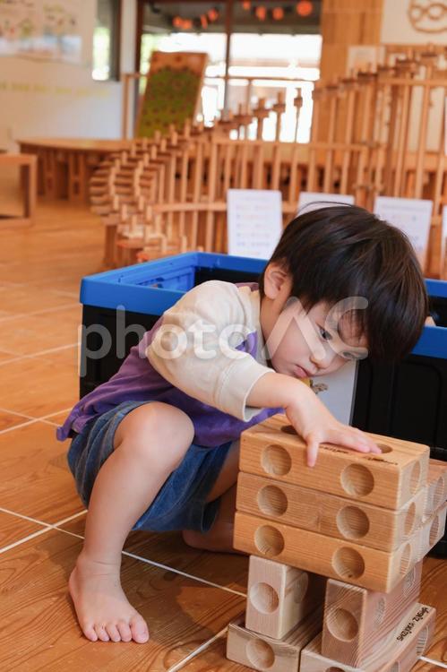 木のおもちゃで遊ぶ男の子 男の子,おもちゃ,こどもの写真素材