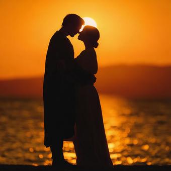 夕焼け空の下の情熱的なキス 夕焼け空の下の情熱的なキスの写真