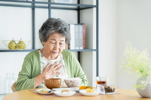 食欲不振なシニアの女性 食欲不振なシニアの女性 食欲不振,食事,食欲の写真素材