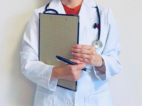 別の医師にセカンドオピニオンを求める 別の医師にセカンドオピニオンを求める 女医,医者,医師の写真素材