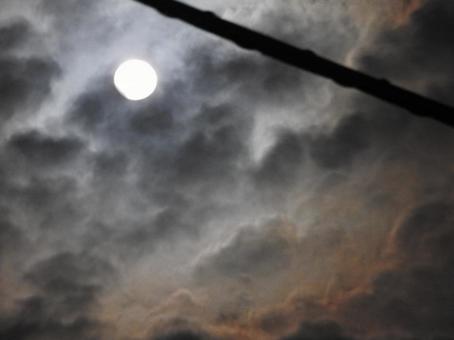 月と雲と電線 月と雲と電線の写真