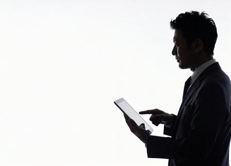 タブレットPCを持つビジネスマン男性 タブレットPCを持つビジネスマン男性の写真