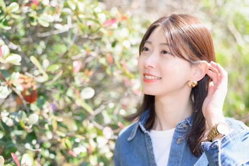 公園で微笑む女性 公園で微笑む女性 女性,人物,日光浴の写真素材