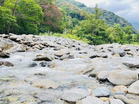 山間河川の石畳と新緑風景 山間河川の石畳と新緑風景 河川,川,渓流の写真素材