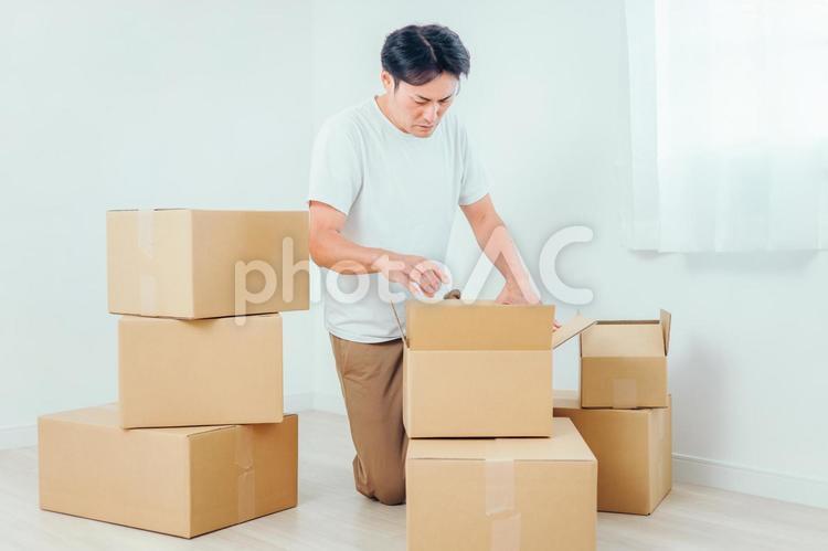荷造りする男性（困る） 荷造り,引越し,ダンボールの写真素材