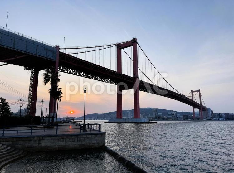 夕方の若戸大橋 ベイエリア,夕暮れ,サンセットの写真素材