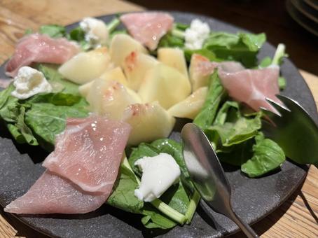 桃モッツアレラ、ルッコラ、生ハムのサラダ 桃,ルッコラ,生ハムの写真素材