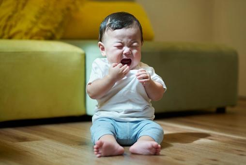 リビングで泣く赤ちゃん リビングで泣く赤ちゃん 赤ちゃん,子供,泣くの写真素材