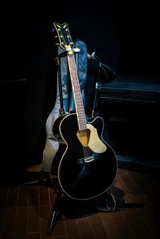 黒いアコースティックギター ギター,演奏,ミュージックの写真素材