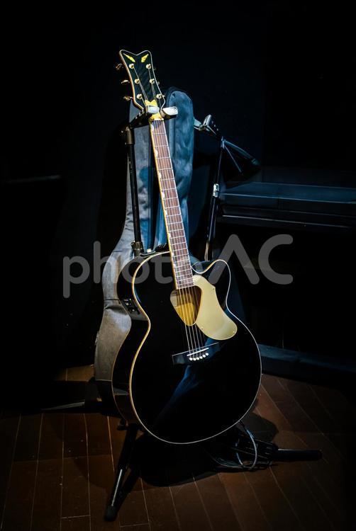 黒いアコースティックギター ギター,演奏,ミュージックの写真素材