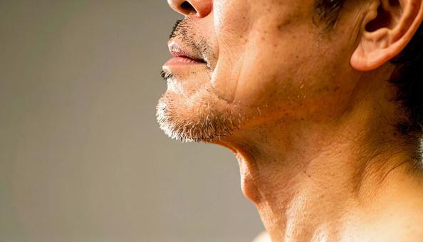 二重顎の男性の横顔 二重顎の男性の横顔の写真