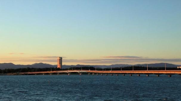 秋の夕日を浴びて輝く浜名湖大橋 秋の夕日を浴びて輝く浜名湖大橋 夕日,秋,浜名湖大橋の写真素材