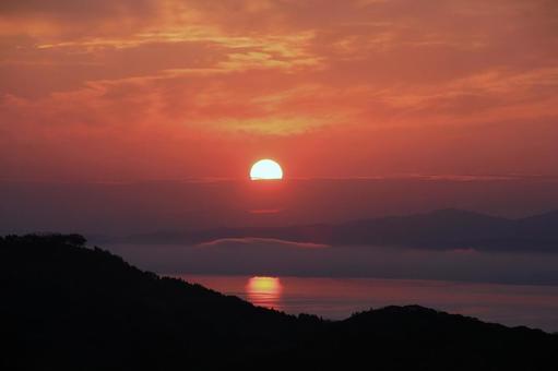 雲上の日の出と宍道湖 雲上の日の出と宍道湖の写真