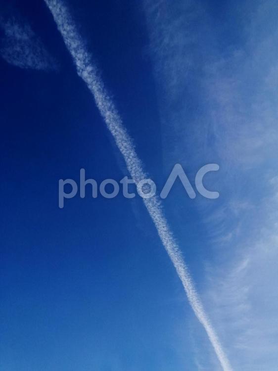 印象的な空　飛行機雲と青空 印象的,ドラマチック,飛行機雲の写真素材