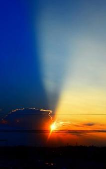 輝く夕陽と薄明光線 輝く夕陽と薄明光線の写真