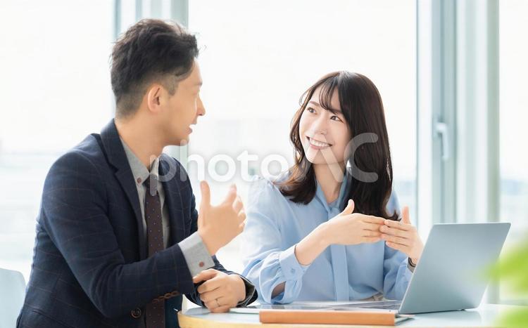 打ち合わせをする男女2人のビジネスマン 男性,女性,男女の写真素材