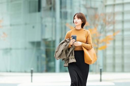 秋のオフィス街を歩く女性 秋のオフィス街を歩く女性 女性,秋,人物の写真素材