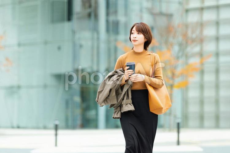 秋のオフィス街を歩く女性 女性,秋,人物の写真素材