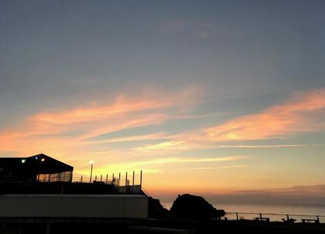 沈む夕日とシルエット 沈む夕日とシルエットの写真