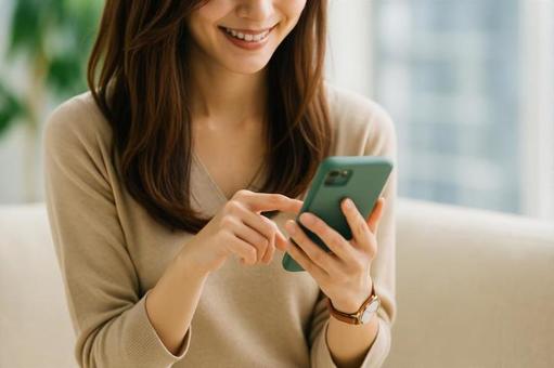 スマホを見る女性 スマホを見る女性の写真