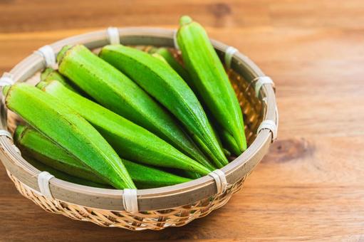 竹ざるに盛られた新鮮なオクラ オクラ,野菜,緑色の写真素材